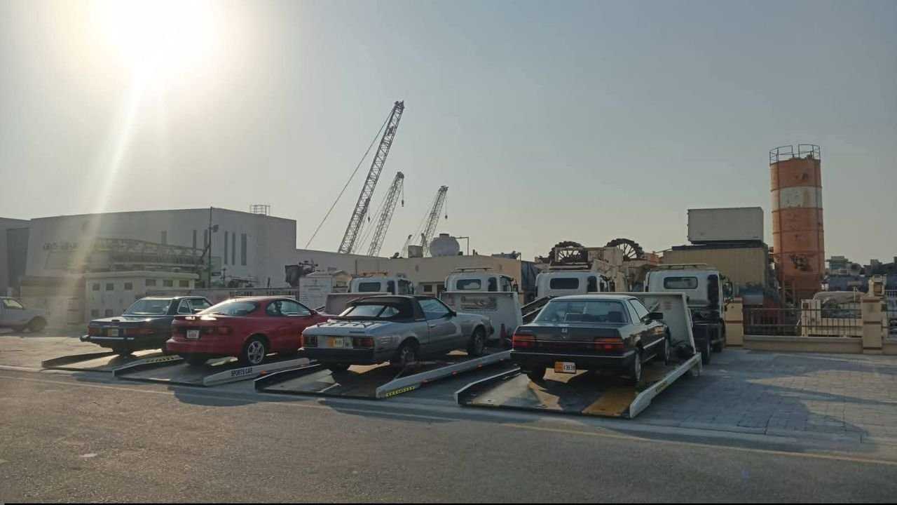 Ahmed Car Recovery flatbed truck, side view, ready for dispatch in Dubai — Ahmed Car Recovery