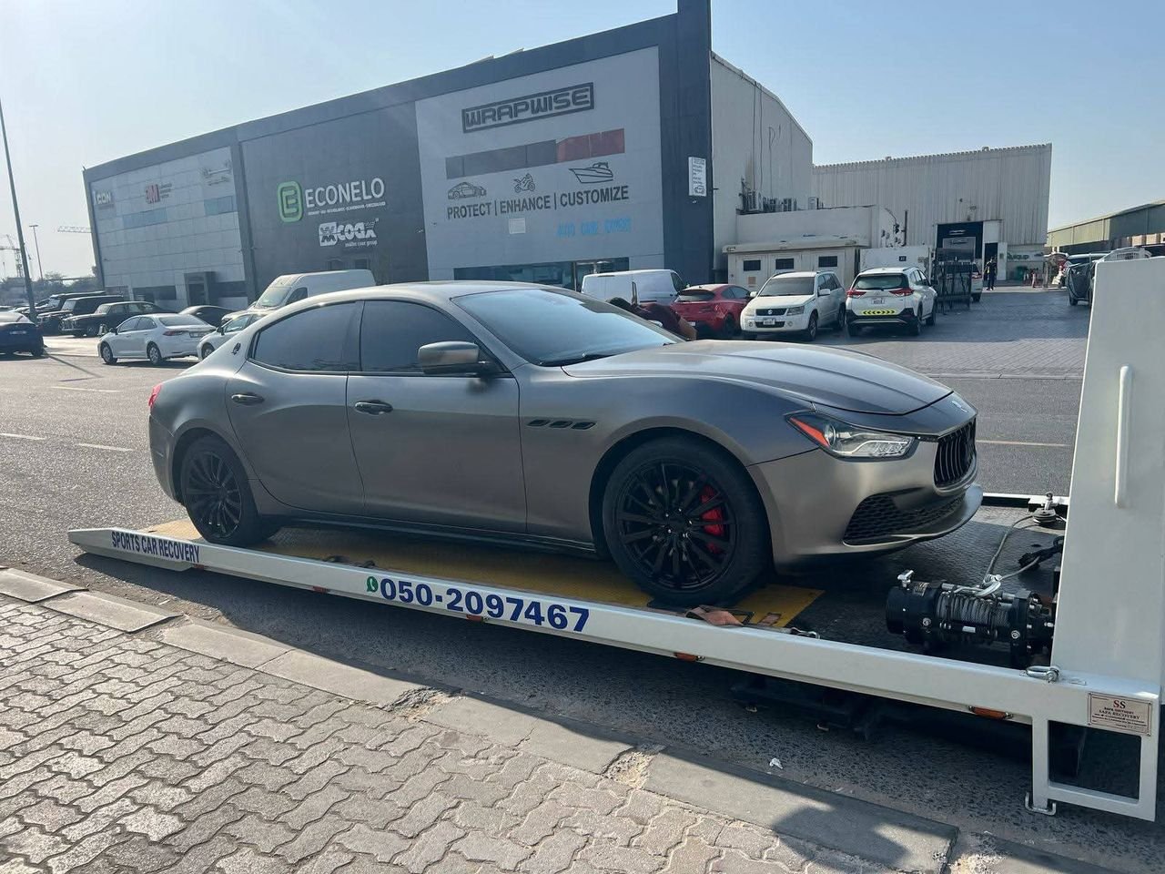 Ahmed Car Recovery crew at work during a vehicle recovery in Dubai — Ahmed Car Recovery