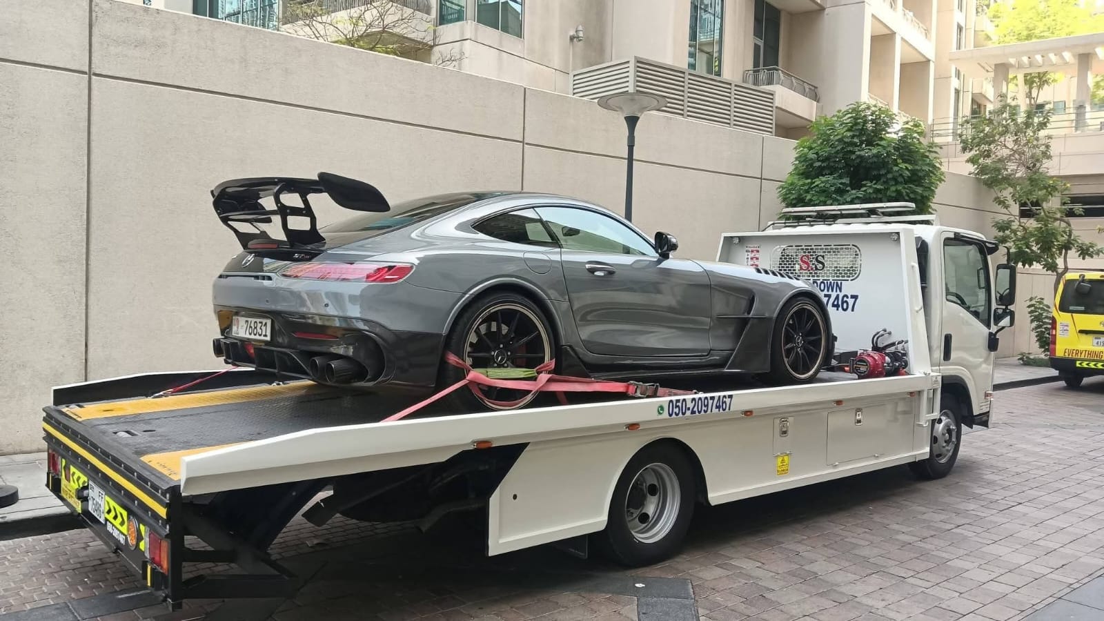 Flatbed towing Dubai truck operation 2